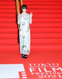 <p>　東京国際映画祭のレッドカーペットで、手を振るアンバサダーの橋本愛さん＝３０日午後、東京・有楽町</p>