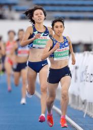<p>　女子１０００メートル　２分３９秒５９で優勝した田中希実（手前）。奥は２位の卜部蘭＝駒沢陸上競技場</p>