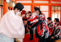 <p>　和歌山県那智勝浦町の熊野那智大社で営まれた「献湯祭」＝３０日午前</p>