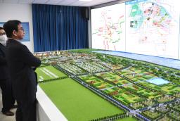 <p>　中国・天津市に設定した協力モデル区の説明を聞く垂秀夫駐中国大使＝３０日、天津市（共同）</p>