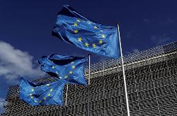 <p>　ブリュッセルの欧州連合（ＥＵ）本部に掲げられた旗＝２０２０年８月（ロイター＝共同）</p>