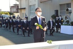 <p>　豊田佐吉の顕彰祭で献花するトヨタ自動車の豊田章男社長＝３０日午前、静岡県湖西市</p>