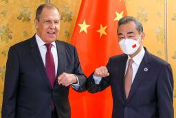 <p>　ロシアのラブロフ外相（左）と中国の王毅国務委員兼外相＝３０日、ローマ（ロシア外務省提供、タス＝共同）</p>