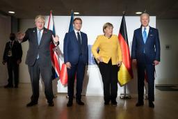 <p>　Ｇ２０サミットに出席するためローマを訪れたバイデン米大統領（右）ら＝３０日（ＡＰ＝共同）</p>