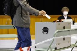 <p>　衆院選の票を投じる有権者＝３１日午前７時２２分、大阪市</p>