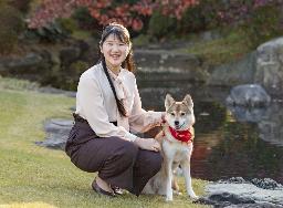<p>　赤坂御用地で飼い犬の「由莉」と過ごす愛子さま＝２０２０年１１月、宮内庁提供</p>