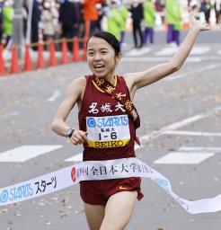 <p>　１位でゴールする名城大のアンカー・増渕祐香。史上２校目の５連覇を果たした＝仙台市</p>