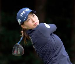 <p>　最終日、２番でティーショットを放つ渋野日向子。プレーオフを制して優勝した＝武蔵丘コース</p>