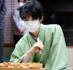 <p>　第３４期竜王戦７番勝負の第３局で、豊島将之竜王に勝利し、感想戦で対局を振り返る藤井聡太三冠＝３１日午後、福島県いわき市（代表撮影）</p>