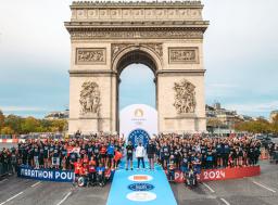 <p>　パリ五輪開幕の千日前イベントに参加した男子マラソンのエリウド・キプチョゲ（中央）と一般ランナー＝３１日（パリ五輪組織委員会提供・共同）</p>