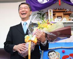 <p>　宮城県知事選で５選を果たし、笑顔を見せる村井嘉浩氏＝３１日午後、仙台市宮城野区</p>