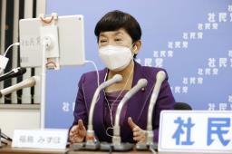 <p>　インターネットメディアのインタビューに答える社民党の福島党首＝３１日午後１０時５６分、東京都中央区の党本部</p>