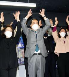 <p>　東京１８区で当選を決め、万歳する立憲民主党の菅直人元首相＝１日未明、東京都武蔵野市</p>