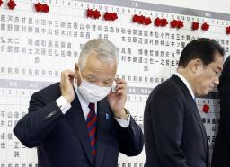<p>　自民党本部の開票センターで総裁の岸田首相（右）と記念撮影を終えた甘利幹事長。小選挙区で敗北した＝３１日午後９時５７分、東京・永田町</p>