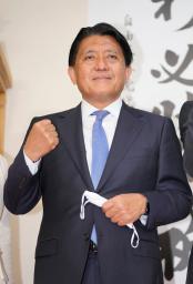 <p>　比例代表四国ブロックで復活当選し、笑顔でポーズをとる自民党の平井卓也前デジタル相＝１日未明、高松市</p>