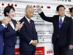 <p>　自民党本部の開票センターで、当確者の名前にバラを付ける総裁の岸田首相（右）と小選挙区で敗北した甘利幹事長（中央）。甘利氏は幹事長を辞任する意向を党幹部に伝えた＝３１日午後９時５６分、東京・永田町</p>