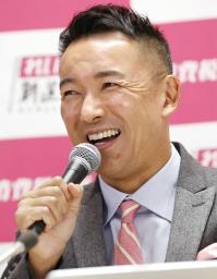 <p>　記者会見で笑顔を見せるれいわ新選組の山本代表＝３１日午後１１時５７分、東京都内のホテル</p>