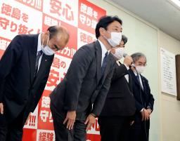 <p>　比例代表四国ブロックで復活当選し、支持者らに頭を下げる自民党の後藤田正純氏（左から２人目）＝１日未明、徳島市</p>