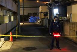 <p>　男女２人が死亡していた住宅付近で警備する警察官＝１日未明、京都市</p>