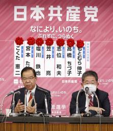 <p>　テレビ局のインタビューに答える共産党の志位委員長。右は小池書記局長＝３１日午後１０時４８分、東京都渋谷区の党本部</p>