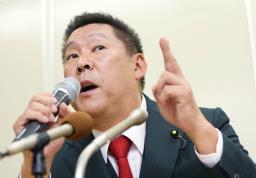 <p>　開票センターで記者会見するＮＨＫ党の立花党首＝３１日午後８時１４分、東京・赤坂</p>