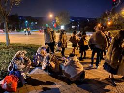 <p>　上海ディズニーランド付近でタクシーを待つ人たち＝１０月３１日、中国・上海（共同）</p>