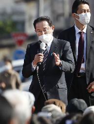 <p>　街頭演説で支持を訴える自民党総裁の岸田首相＝１０月２８日、秋田県大館市</p>