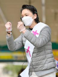 <p>　衆院東京８区での初当選から一夜明け、街頭に立つ立憲民主党の吉田晴美氏＝１日朝、ＪＲ阿佐ケ谷駅前</p>