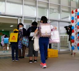 <p>　教育活動が再開した静岡県熱海市の伊豆山小学校に登校する児童＝１日午前</p>