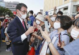<p>　川崎市で街頭演説し、集まった人たちとグータッチする自民党の河野太郎氏（手前左）＝１０月１５日</p>