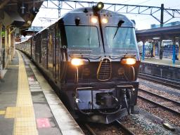 <p>　ＪＲ九州の豪華寝台列車「ななつ星ｉｎ九州」＝２０２０年３月、佐賀県鳥栖市のＪＲ鳥栖駅</p>