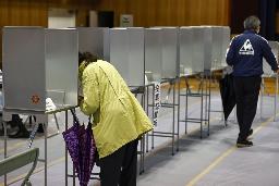 <p>　衆院選で投票用紙に記入する有権者＝１０月３１日、大阪市</p>