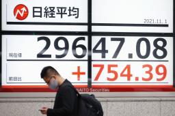 <p>　終値が前週末比７５０円以上値上がりした日経平均株価を示すボード＝１日午後、東京都中央区</p>