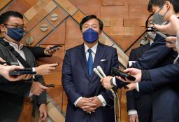 <p>　連合本部で記者団の取材に応じる立憲民主党の枝野代表（中央）＝１日午前、東京都千代田区</p>