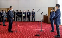 <p>　大阪府と大阪市の共同部局「大阪都市計画局」の発足式に参加した（右から）吉村洋文知事と松井一郎大阪市長＝１日午後、大阪市</p>