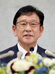 <p>　退任の記者会見で笑顔を見せる日本ハムの栗山英樹監督＝１日、札幌ドーム</p>