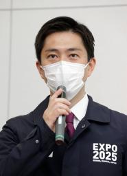 <p>　取材に応じる日本維新の会副代表の吉村洋文大阪府知事＝１日午後、大阪府咲洲庁舎</p>