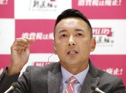 <p>　１０月３１日、テレビ局のインタビューに答えるれいわ新選組の山本代表＝東京都内のホテル</p>