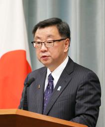 <p>　記者会見する松野官房長官＝１日午後、首相官邸</p>