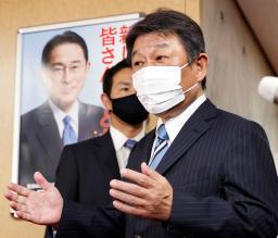 <p>　岸田首相から幹事長職を打診され、取材に応じる茂木外相＝１日午後、東京・永田町の自民党本部</p>