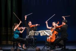 <p>　バルトーク国際コンクールで演奏する「クァルテット・インテグラ」の４人＝１０月、ハンガリー・ブダペスト（共同）</p>