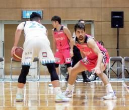<p>　京都戦でディフェンスする秋田・古川（右）＝唐津市文化体育館</p>