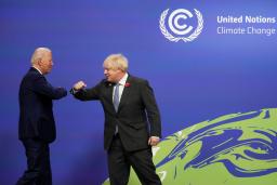 <p>　ＣＯＰ２６の首脳級会合でタッチを交わすバイデン大統領（左）と議長国・英国のジョンソン首相＝１日、グラスゴー（ロイター＝共同）</p>