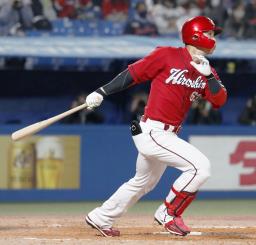 <p>　５回広島１死二、三塁、西川が右越えに３ランを放つ＝神宮</p>