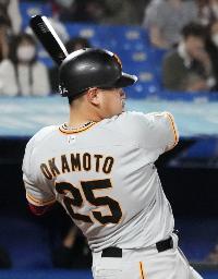 <p>　１０月１５日のヤクルト戦で本塁打を放つ巨人の岡本和＝</p>