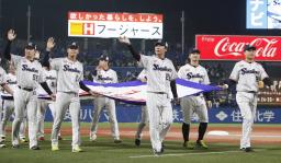 <p>　試合後の優勝セレモニーで、ペナントを手に場内一周するヤクルトナイン。右から３人目は高津監督＝神宮</p>