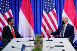 <p>　インドネシアのジョコ大統領（左）と会談するバイデン米大統領＝１日、英北部グラスゴー（ＡＰ＝共同）</p>