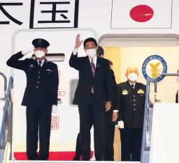 <p>　ＣＯＰ２６に出席するため、英国へ出発する岸田首相（中央）＝２日午前５時５５分、羽田空港</p>