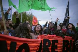<p>　ＣＯＰ２６会場近くで温暖化対策の強化を求める活動家ら＝１日、英グラスゴー（ゲッティ＝共同）</p>