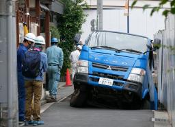 <p>　陥没した道路にはまったごみ収集車＝２日午前９時４３分、東京都武蔵野市</p>